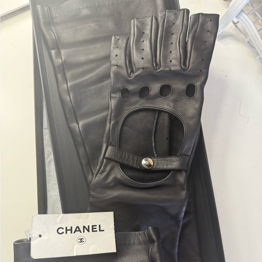 CHANEL Elegant Black woman’s Leather Gloves